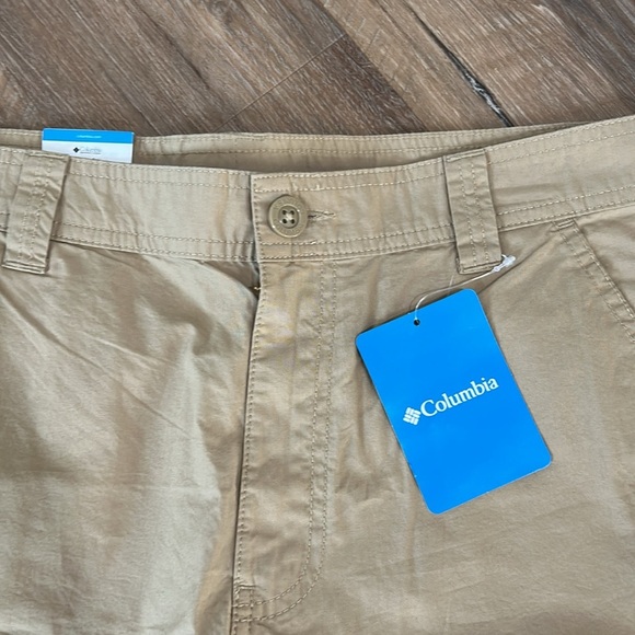 Columbia New With Tags Mens Birch Forest Shorts size 32W 8”L Tan/Khaki color - Picture 2 of 8